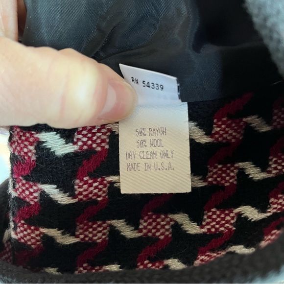 Black, white and red patterned blazer. Quality piece. Size 12 - Picture 10 of 12